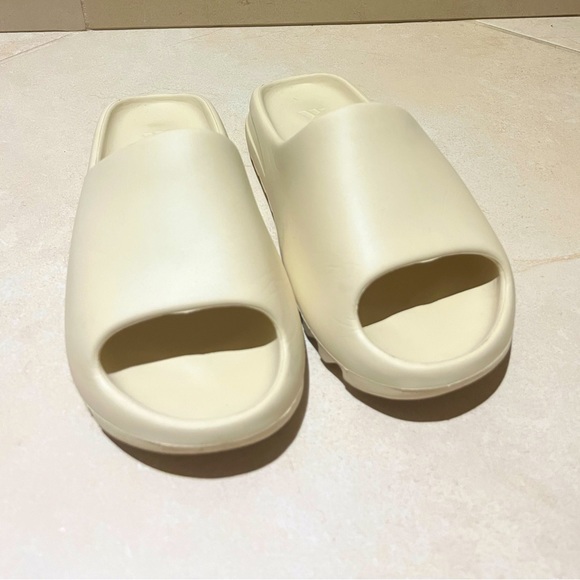 adidas Yeezy Slide - Picture 2 of 3